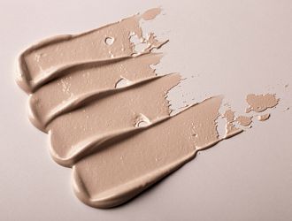 Как отстирать тональный крем с одежды: 5 проверенных способов